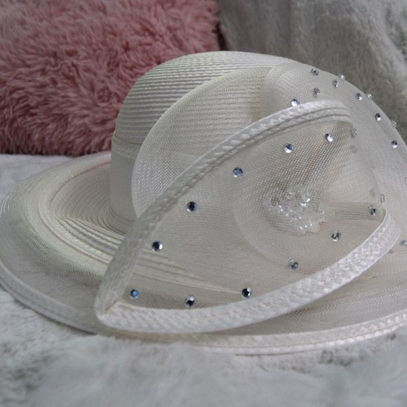 Vintage white woven mesh hat with crystal decorations and bow with accents - Picture 7 of 15